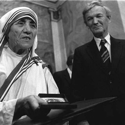 000.-Mother-Teresa-receives-the-Nobel-Peace-Prize-400x400